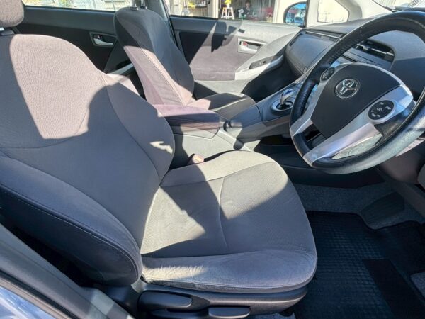 プリウス S LEDエディション