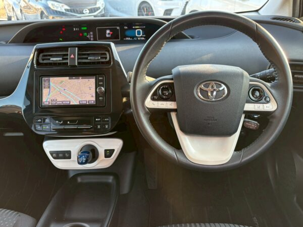 プリウス Sセーフティプラス