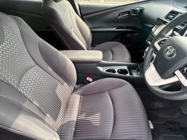 プリウス Sセーフティプラス モデリスタエアロ付