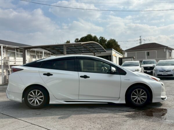 プリウス Sセーフティプラス モデリスタエアロ付