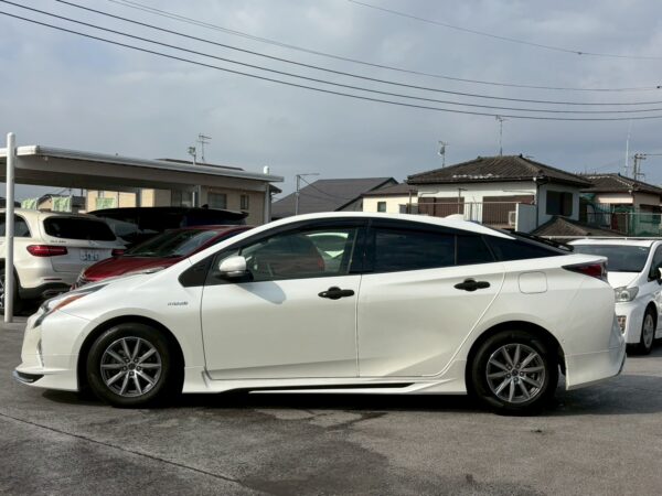 プリウス Sセーフティプラス モデリスタエアロ付