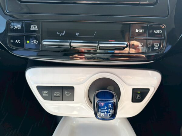 プリウス Sセーフティプラス モデリスタエアロ付