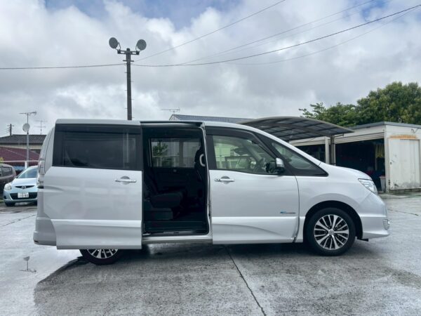 セレナ　ハイウェイスターVセレクションセーフティⅡ　S-HYBRID